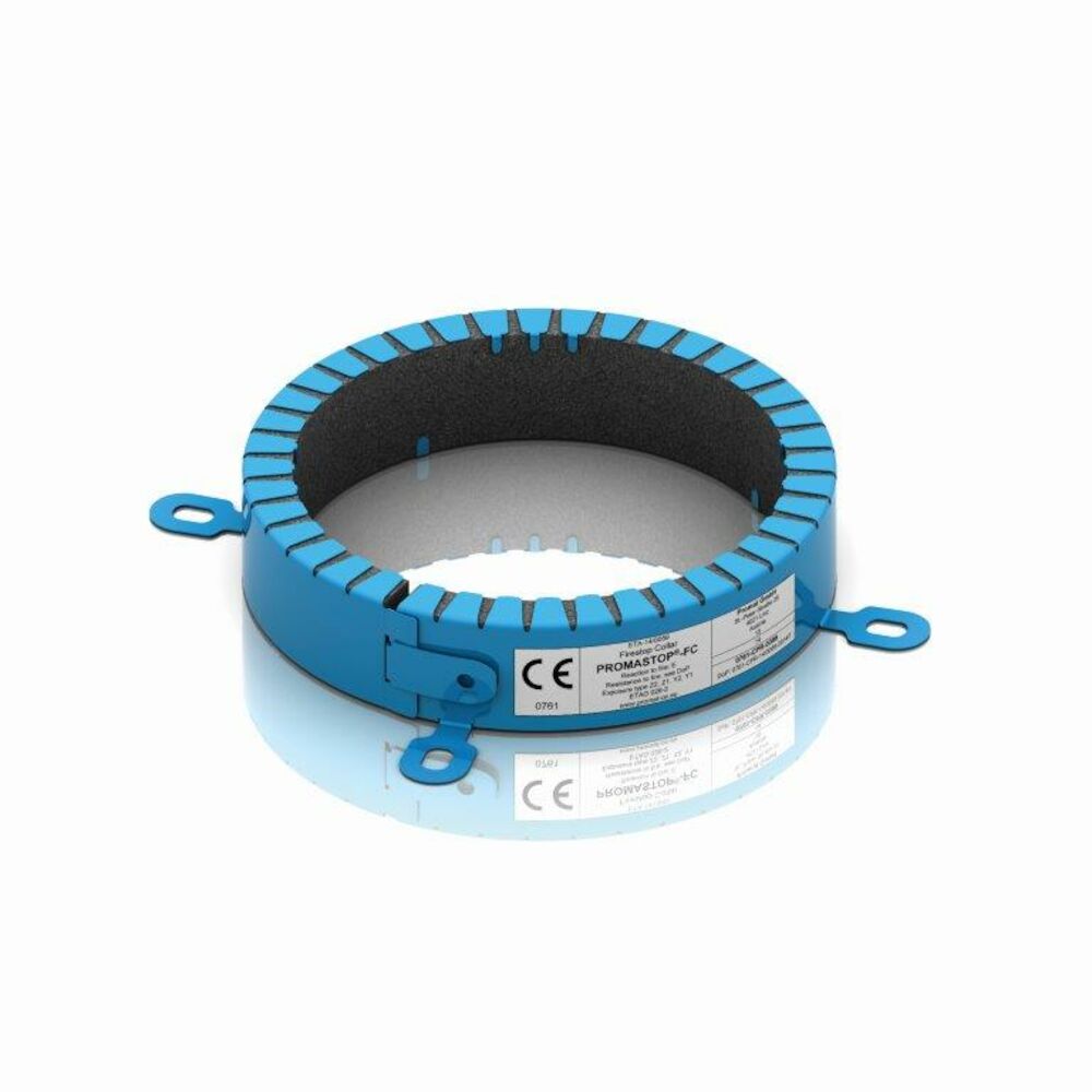 Slika modre požarne objemke PROMASTOP®-FC3 za plastične cevi, izdelane iz prašnobarvanega nerjavnega jekla s posebnim intumescentnim vložkom.