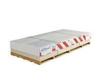 Na slici su MASTERBOARD® kalcij silikatne ploče složene na paletu i pokrivene kartonom, spremne za dostavu.