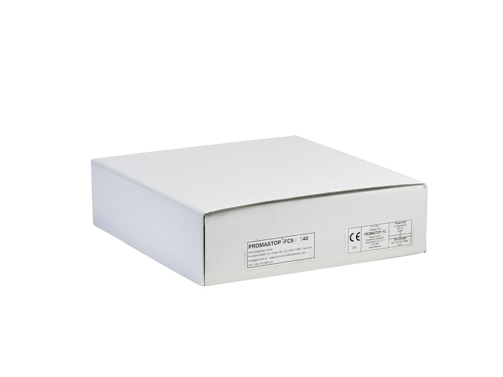 Slika kartonske embalaže bele barve, v kateri so shranjene požarne objemke PROMASTOP®-FC6 za plastične cevi.