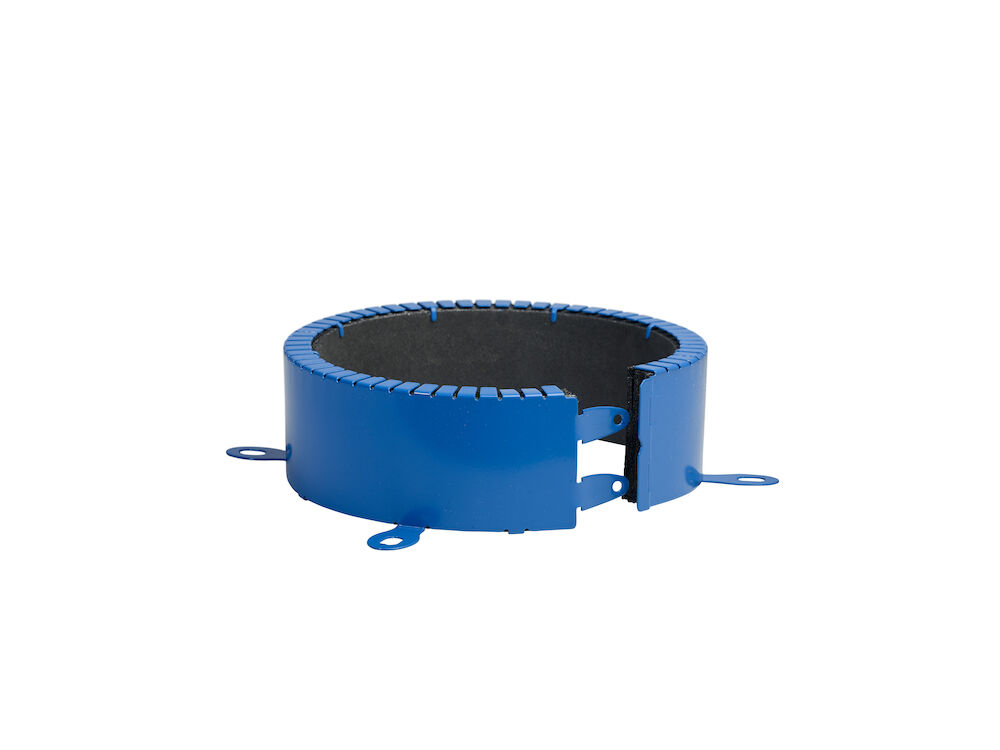 Slika modre požarne objemke PROMASTOP®-FC6 za plastične cevi, izdelane iz prašnobarvanega nerjavnega jekla s posebnim intumescentnim vložkom.