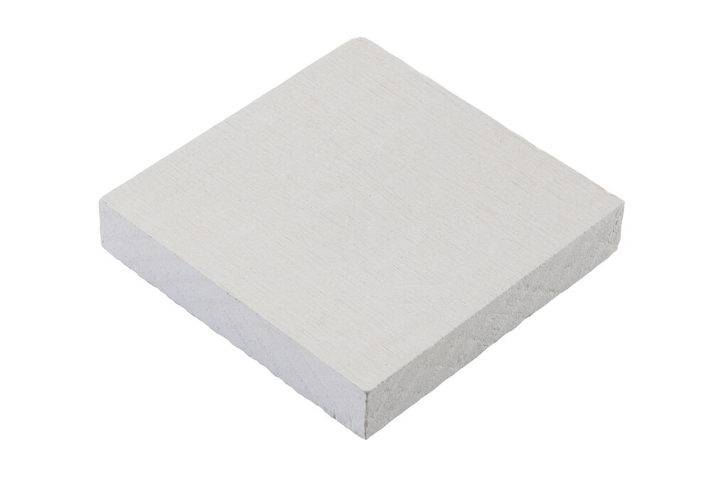 Na slici je prljavo bijele/bež boje PROMATECT®-L500 silikatna protupožarna ploča s cementnim vezivom.