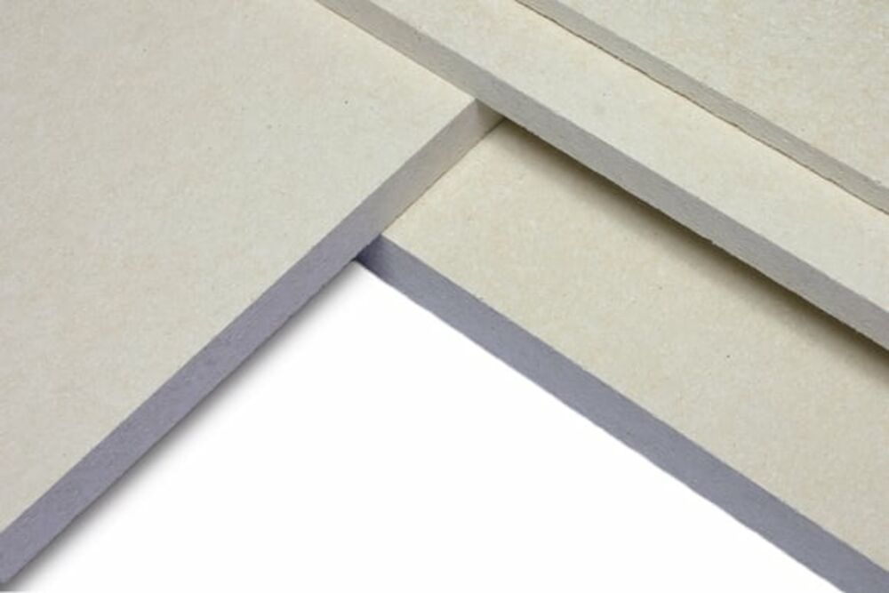 Na slici su PROMATECT®-H kalcij- silikatne protupožarne građevne ploče posložene jedna preko druge.